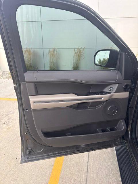 Used 2019 Ford Expedition Max XLT w/ Equipment Group 202A AWD/4WD image 17