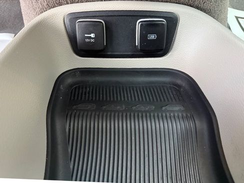 Used 2020 Chrysler Voyager Lxi image 24