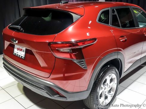 Used 2025 Chevrolet Trax LS w/ LS Convenience Package image 11