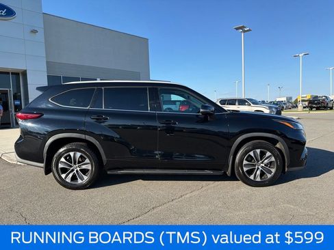 Used 2022 Toyota Highlander XLE AWD/4WD image 2