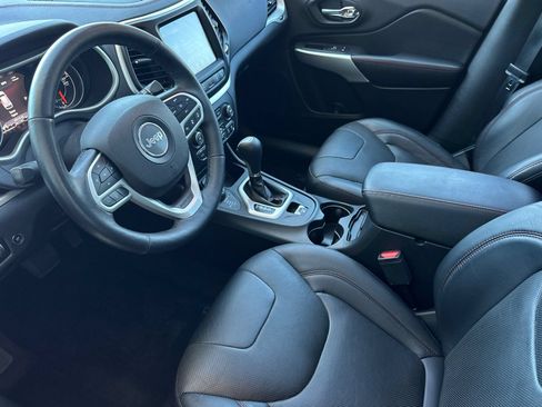 Used 2017 Jeep Cherokee Trailhawk AWD/4WD image 10