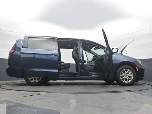 Used 2025 Chrysler Pacifica Select image 61