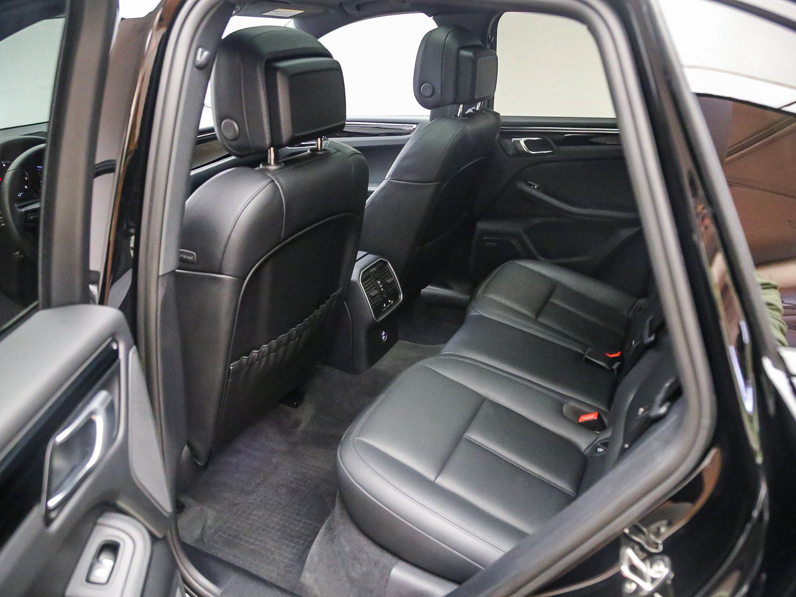 Certified 2026 Porsche Macan Turbo AWD/4WD image 16