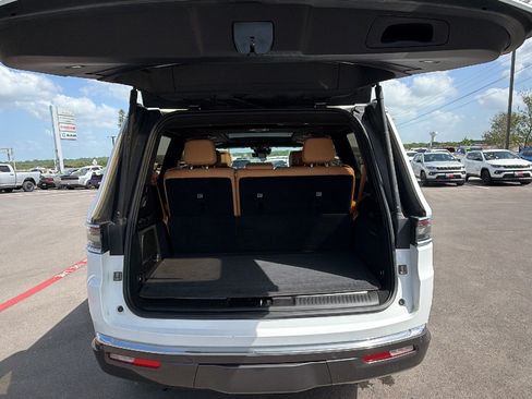 Used 2022 Jeep Grand Wagoneer Series III w/ Rear Seat Video Group 1 AWD/4WD image 31