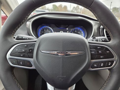 Certified 2024 Chrysler Pacifica Touring-L image 10