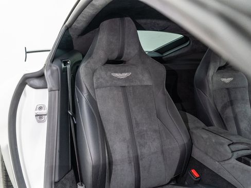 Used 2023 Aston Martin V8 Vantage Coupe RWD image 35