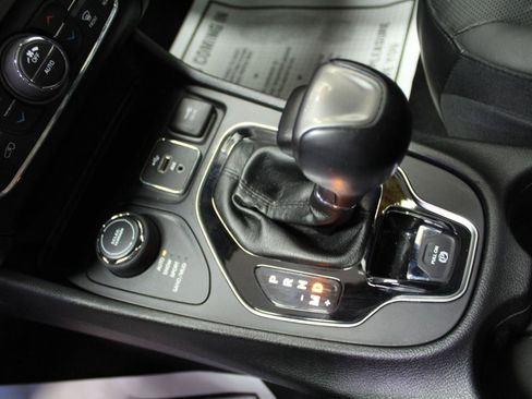 Used 2019 Jeep Cherokee Limited AWD/4WD image 19