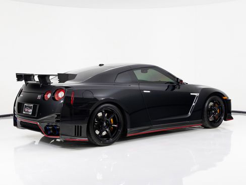 Used 2017 Nissan GT-R NISMO image 3