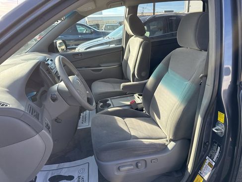 Used 2010 Toyota Sienna LE image 2