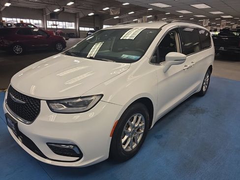 Used 2022 Chrysler Pacifica Touring-L FWD image 12