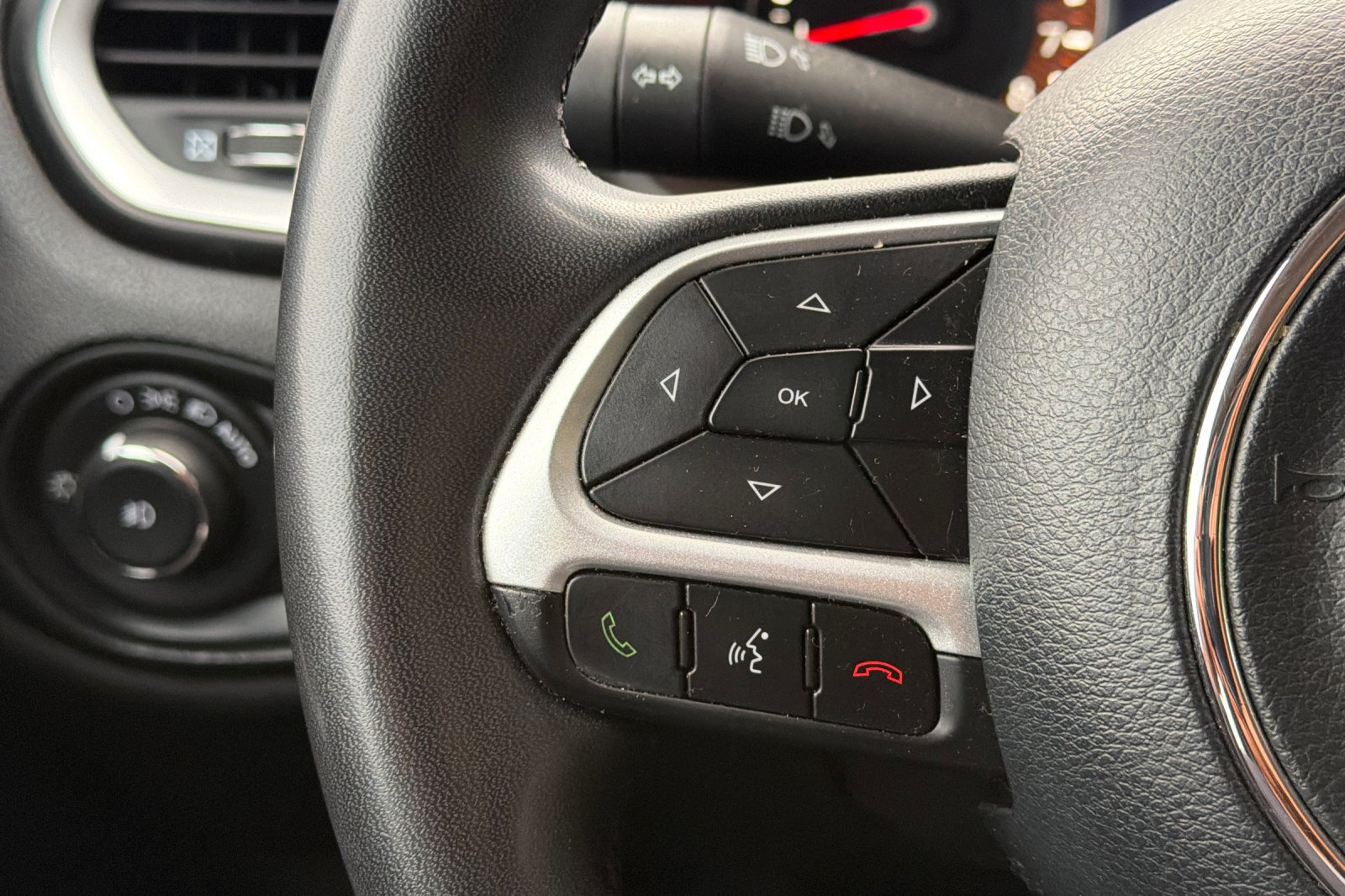 Used 2021 Jeep Renegade Latitude FWD image 30