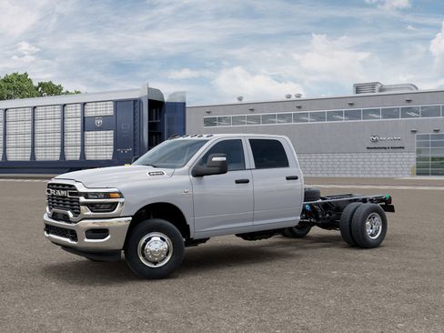 New 2026 RAM 3500 Tradesman AWD/4WD image 18