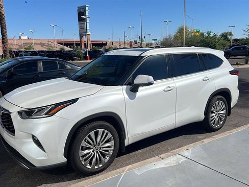Used 2022 Toyota Highlander Platinum image 1