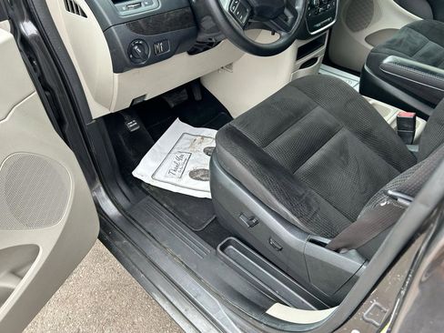 Used 2019 Dodge Grand Caravan SE w/ UConnect Hands-Free Group image 10