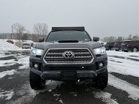 Used 2017 Toyota Tacoma TRD Sport image 8