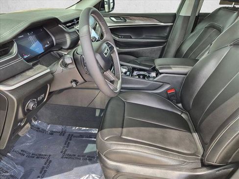Used 2023 Jeep Grand Cherokee Limited w/ Luxury Tech Group II AWD/4WD image 11