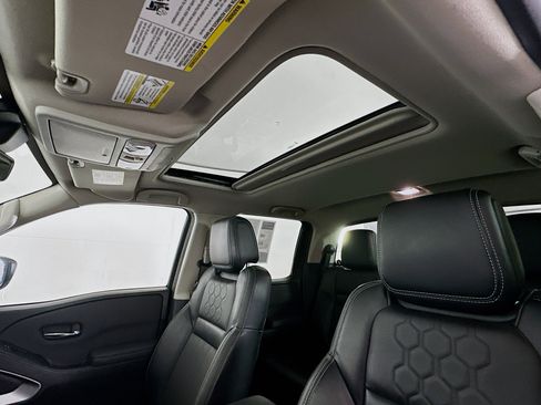 Used 2024 Nissan Frontier SL w/ Technology Package image 25