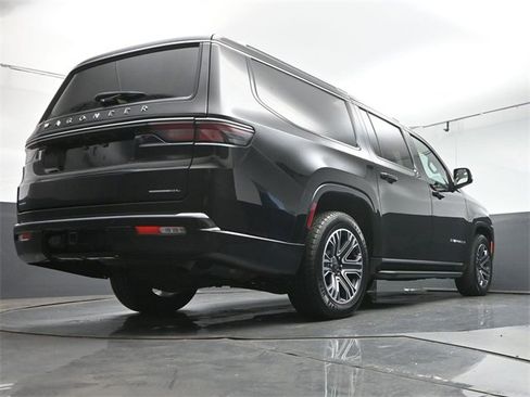 Used 2023 Jeep Wagoneer L Series II image 39