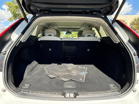 Used 2022 Volvo XC60 B5 Momentum image 29