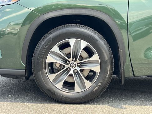 Used 2024 Toyota Highlander XLE AWD/4WD image 11