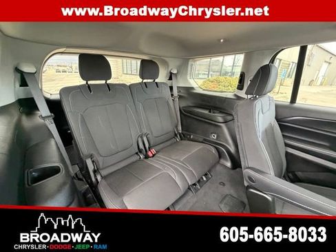 Used 2023 Jeep Grand Cherokee L Laredo image 12