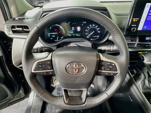 Certified 2025 Toyota Sienna XLE FWD image 10