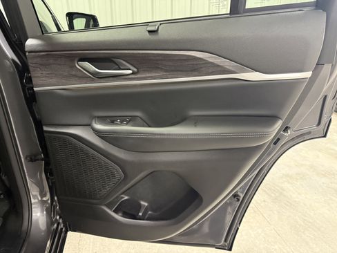 Used 2023 Jeep Grand Cherokee Limited w/ Luxury Tech Group II image 12