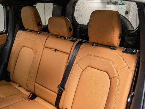 Used 2024 Land Rover Defender 110 SE image 16