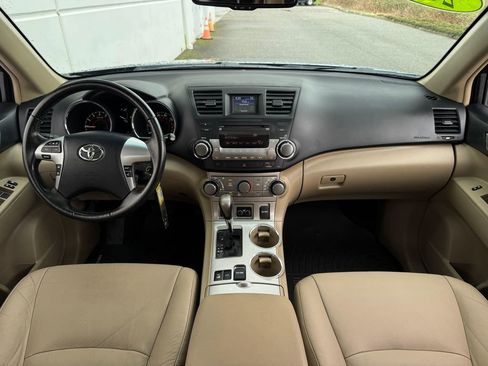 Used 2012 Toyota Highlander SE w/ Tow Pkg image 12