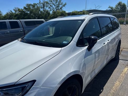 Used 2025 Chrysler Pacifica Limited FWD image 21