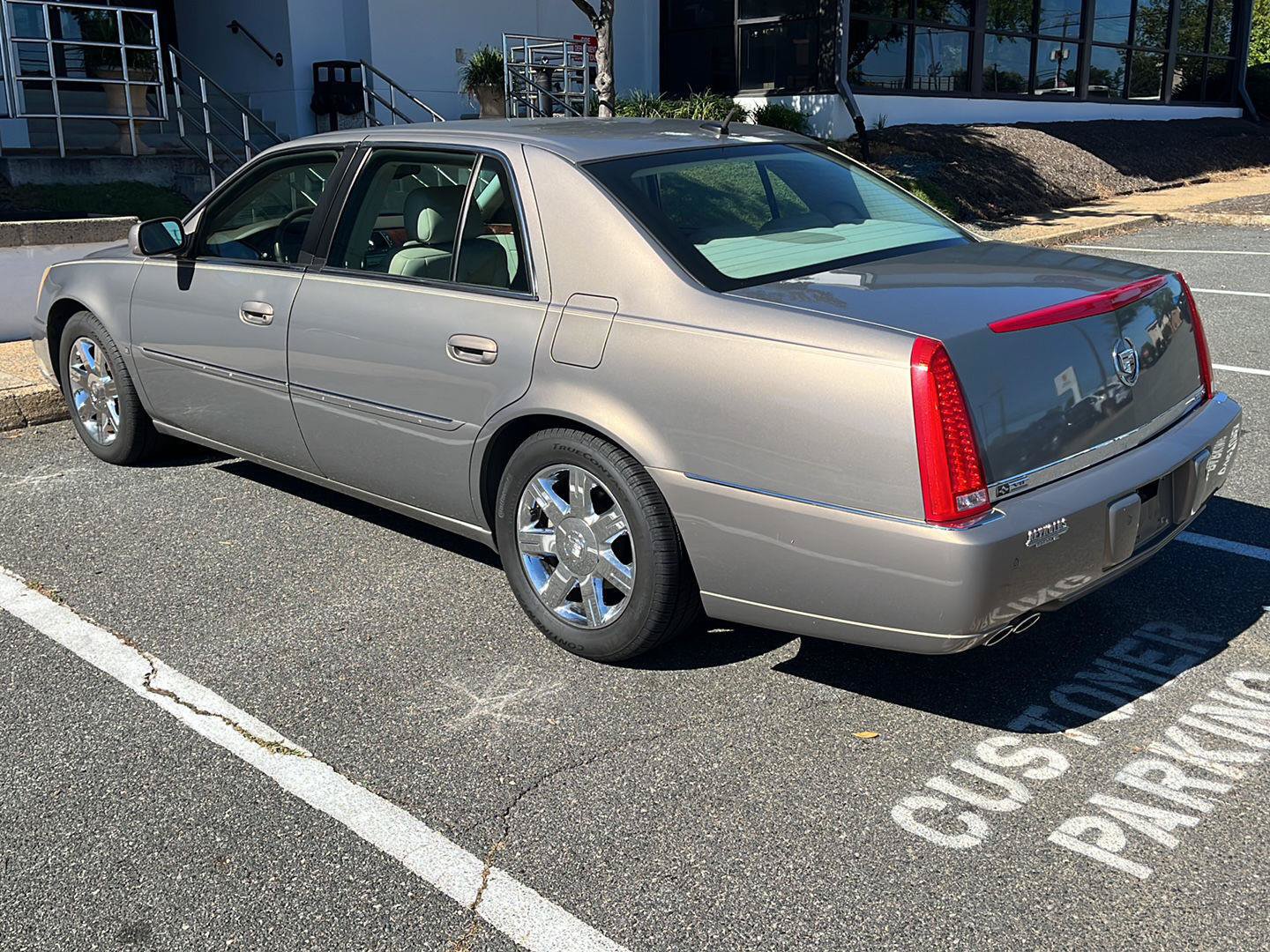 Used 2006 Cadillac DTS w/ Trunk Convenience Package FWD image 4