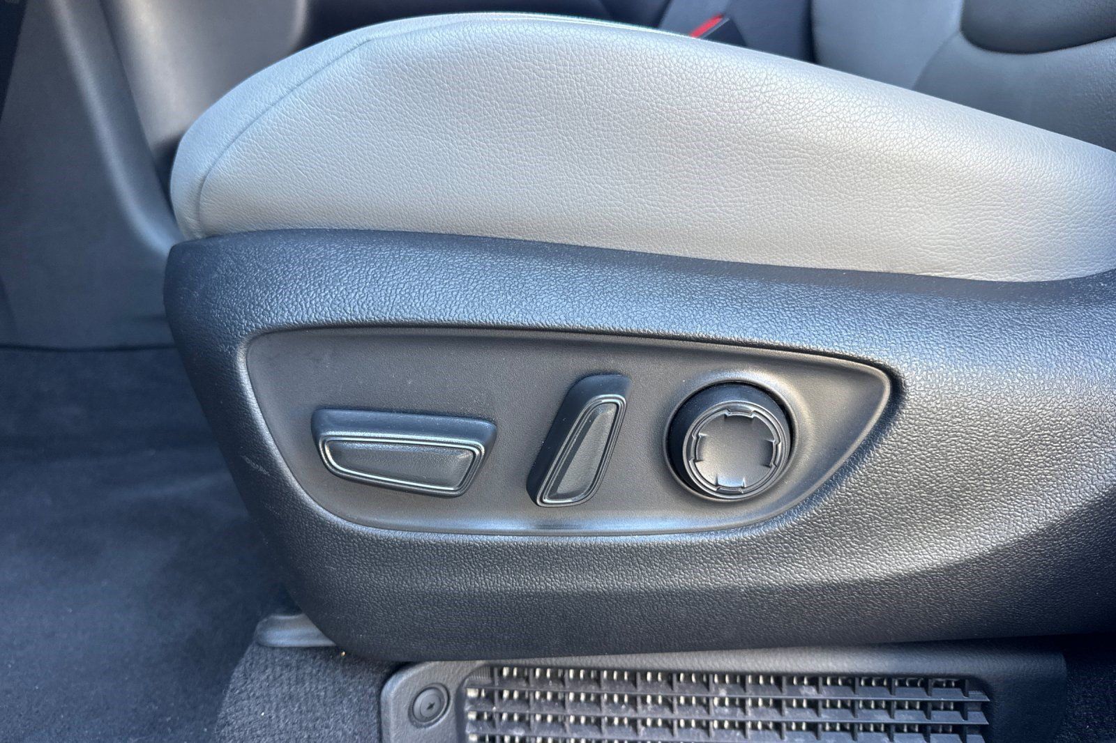 Used 2026 Toyota Sienna XLE FWD image 15