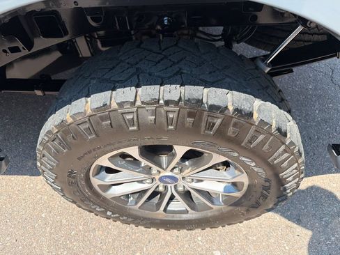 Used 2019 Ford F150 Lariat w/ Equipment Group 502A Luxury AWD/4WD image 19