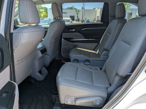 Used 2019 Toyota Highlander Limited Platinum AWD/4WD image 16