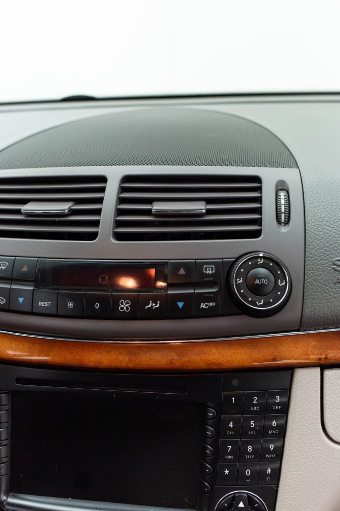 Used 2005 Mercedes-Benz E 500 Sedan w/ Lighting Pkg image 39