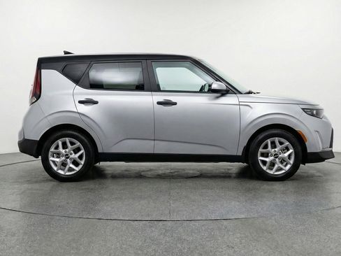 Used 2025 Kia Soul LX w/ LX Technology Package image 11