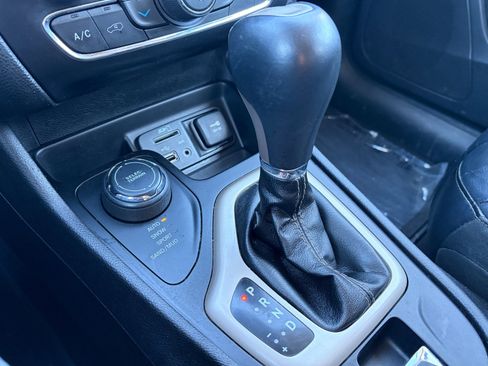 Used 2018 Jeep Cherokee Limited image 19