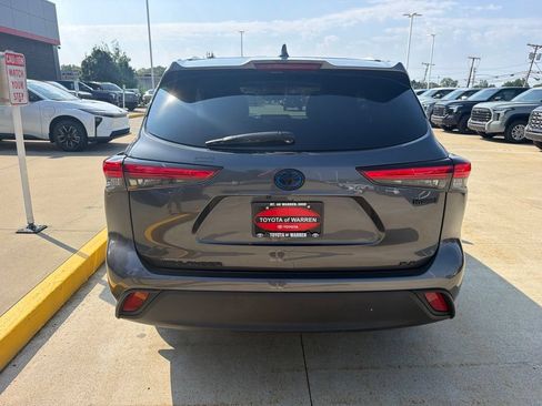 Used 2023 Toyota Highlander XLE AWD/4WD image 6