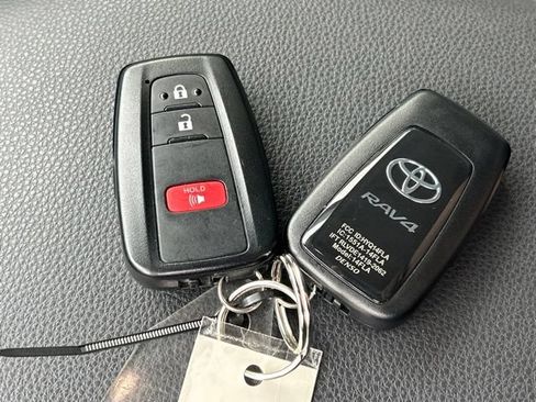 Used 2025 Toyota RAV4 XLE AWD/4WD image 66