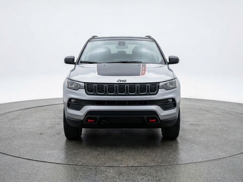 Used 2025 Jeep Compass Trailhawk image 2