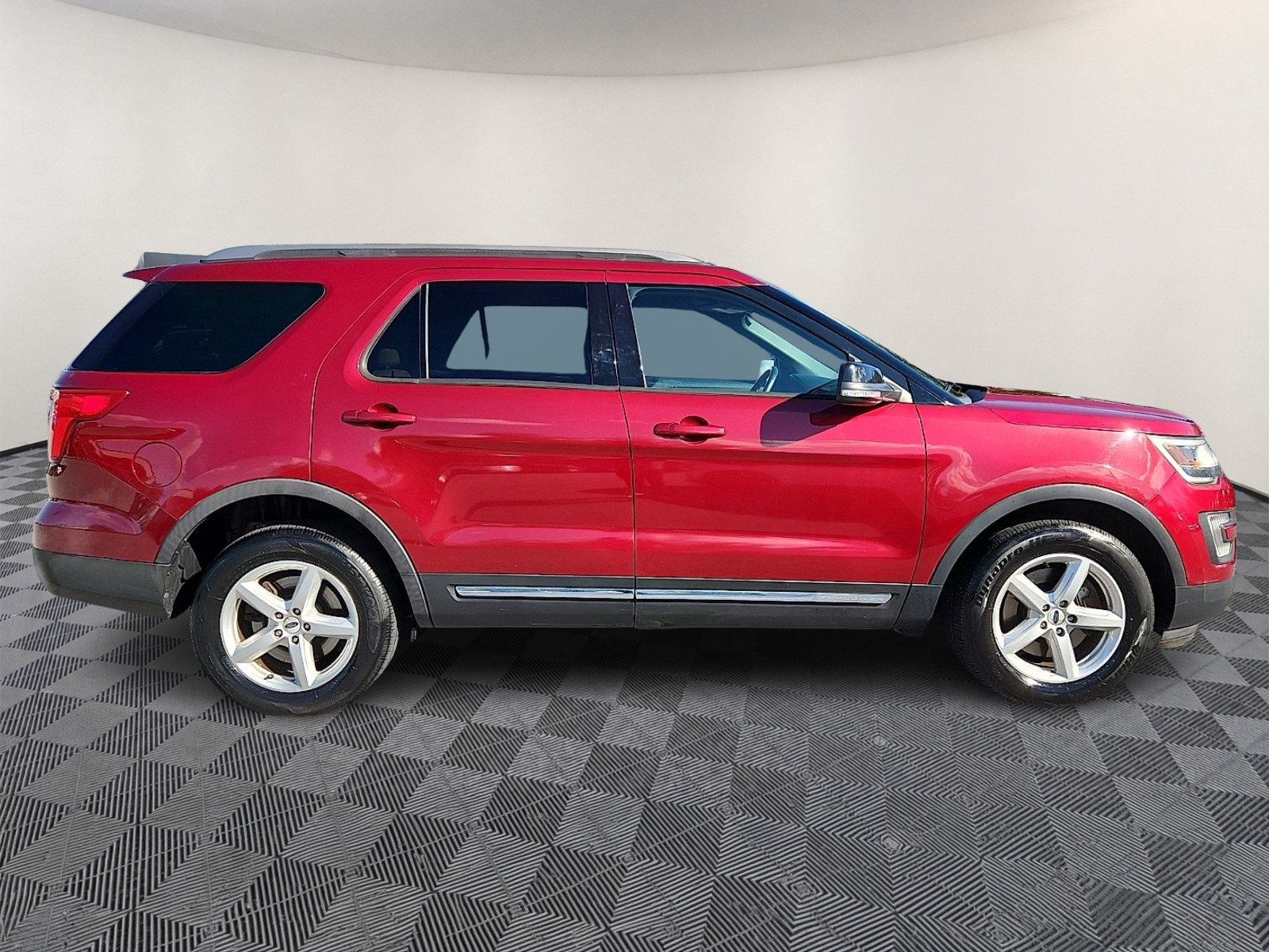 Used 2017 Ford Explorer XLT w/ Equipment Group 202A AWD/4WD image 7