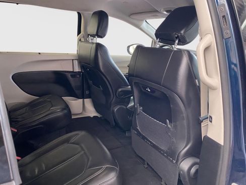 Used 2022 Chrysler Pacifica Touring-L FWD image 10