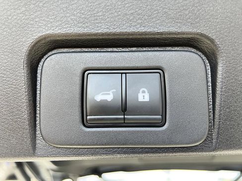 Certified 2025 Nissan Rogue SV image 31