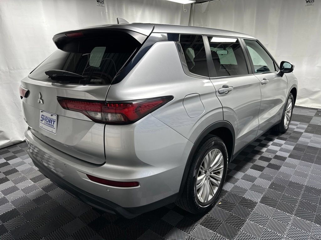 Used 2022 Mitsubishi Outlander ES AWD/4WD image 4