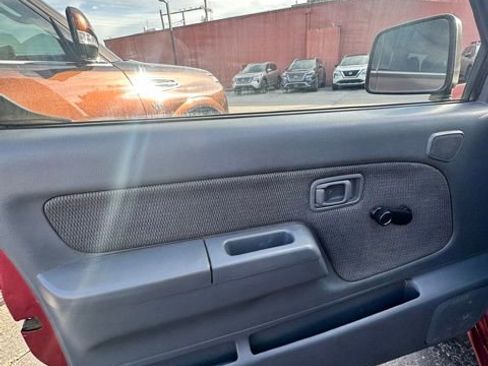 Used 2001 Nissan Frontier XE image 12