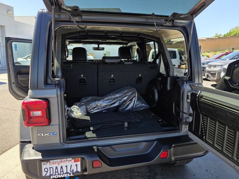 Used 2022 Jeep Wrangler Unlimited Sahara AWD/4WD image 18