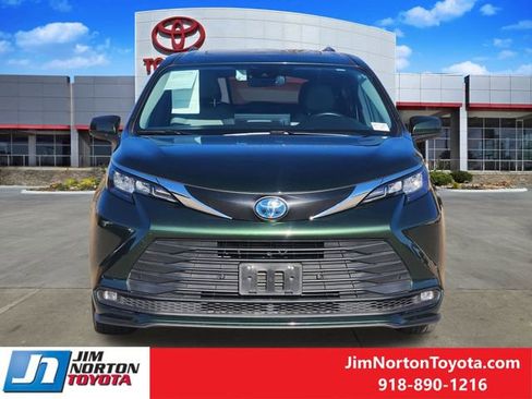Used 2025 Toyota Sienna XLE image 2