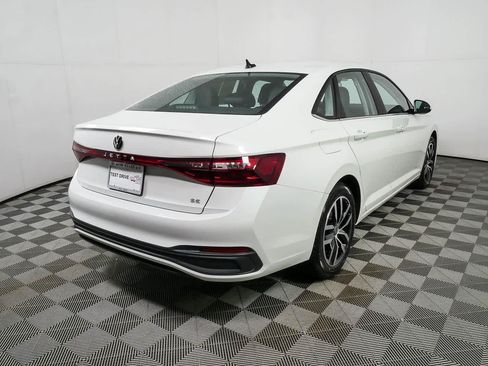 Certified 2025 Volkswagen Jetta SE FWD image 3