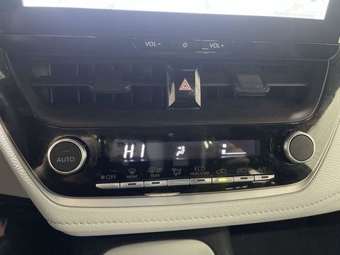 Used 2025 Toyota Corolla SE image 19