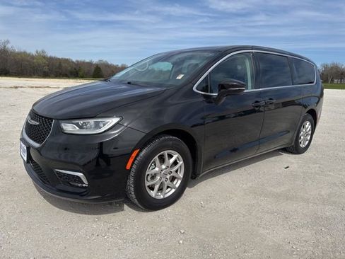 Used 2024 Chrysler Pacifica Touring-L FWD image 1
